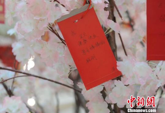 许多市民在红包上写下祝福 刘栋 摄