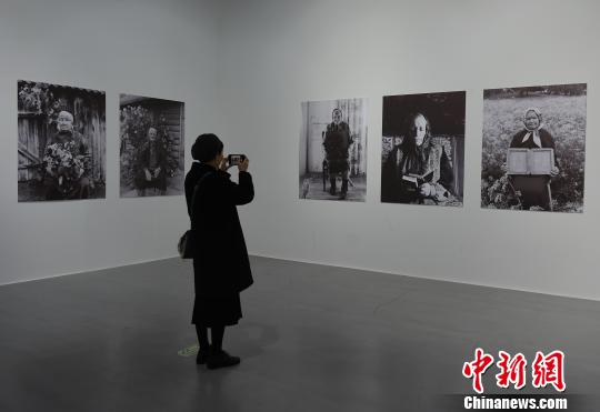 图为精美展品吸引市民拍照留念。 周毅 摄