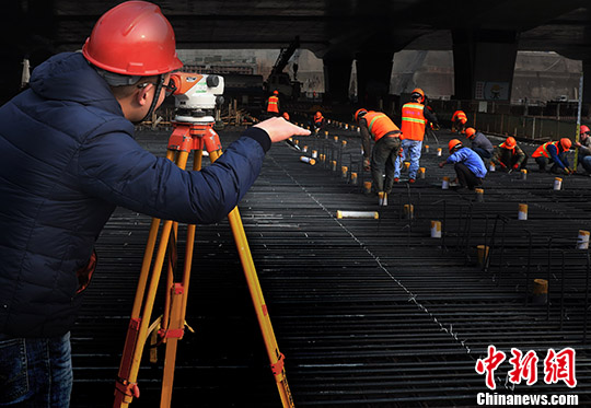 中铁一局四公司职工正在紧张作业。 <a target='_blank' href='http://www.chinanews.com/'>中新社</a>记者 宋吉河 摄