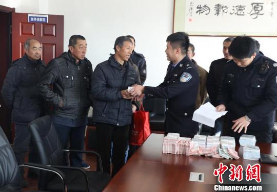 警方向农民工发放工资 程中南 摄