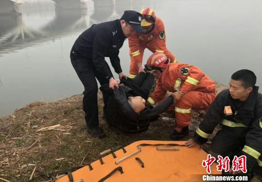 民警、消防官兵与市民联手将老人救起 李开明 摄