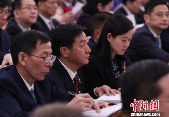 全国人大代表,浙江省人民检察院党组书记、检察长贾宇(中) 刘震 摄