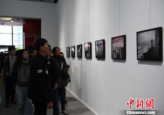 图为众多市民参观白俄罗斯当代摄影展。 周毅 摄