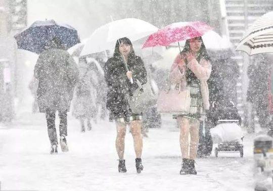 封面新闻:女生-40℃挑战短裙出行 大腿被冻伤出现红肿(图)