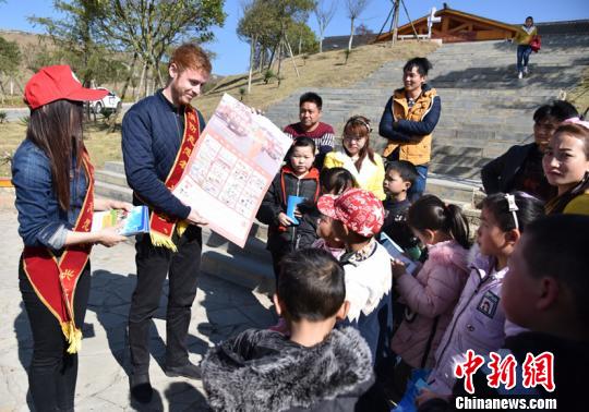 17日，农历正月初二，“全民消防我代言”代言人：英国青年杰森带消防志愿者到放马坪景区开展消防宣传，向游客讲解消防安全常识并赠送消防宣传资料并合影留念。刘永松 摄