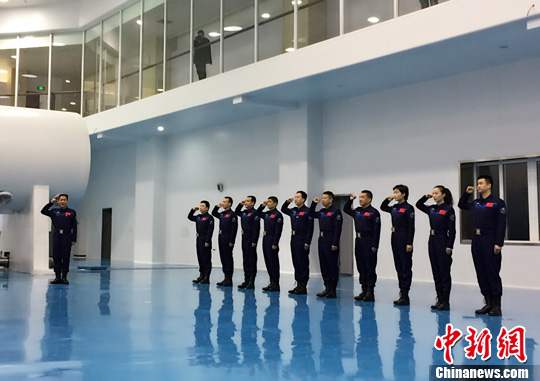 为纪念中国人民解放军航天员大队成立20周年,全体航天员1月4日在北京航天城举行重温入队誓词活动。万全 摄