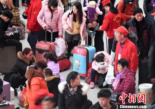 2月9日,福州火车北站一位小女孩抱着布娃娃在休息。随着春节日渐临近,福州火车站迎来节前春运客流高峰。 张斌 摄 中国各地铁路迎来节前春运客流高峰