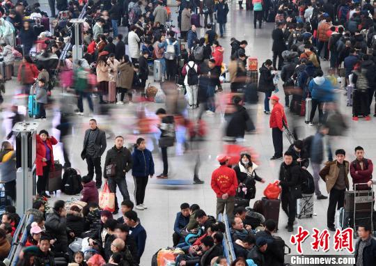 2月9日,福州火车北站旅客在候车厅排队等候上车。随着春节日渐临近,福州火车站迎来节前春运客流高峰。 张斌 摄 中国各地铁路迎来节前春运客流高峰