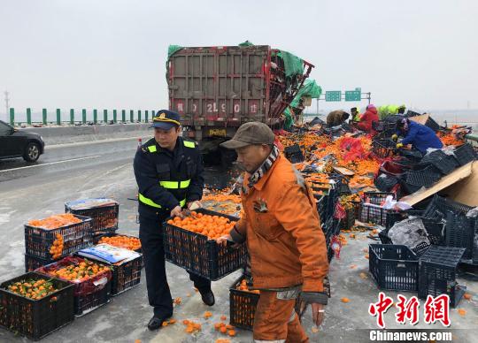 1月27日，福银高速江西段，南昌高速路政部门处置一起十车连环追尾事故，紧急救援事故中一辆满载橘子的大货车。　张志宇　摄