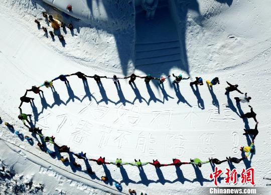 他们围成圆圈,围着“妈妈对不起,这个春节不能陪你”向母亲诉说内心的愧疚 王中举 摄