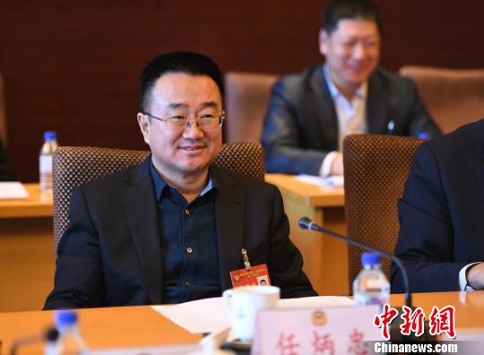 29日,吉林省政协委员、东北师范大学生命科学学院教授任炳忠参加政协吉林省第十二届委员会第一次会议分组讨论。 张瑶 摄