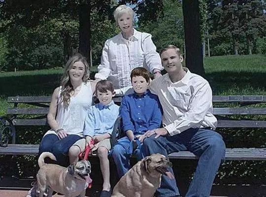 优雅而不失礼貌地微笑