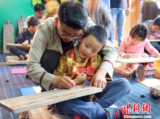 藏文书法老师达瓦多杰在为学生做示范。 达瓦多杰 摄