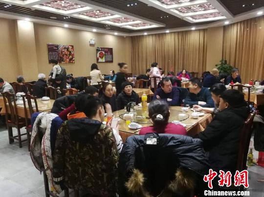 廊坊市区一餐厅市民正常就餐 宋敏涛 摄