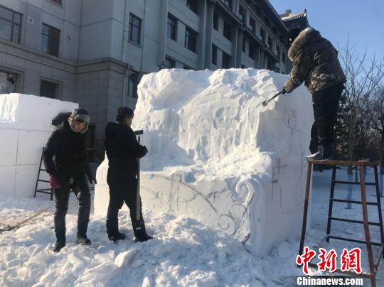 图为各国大学生在比赛中。