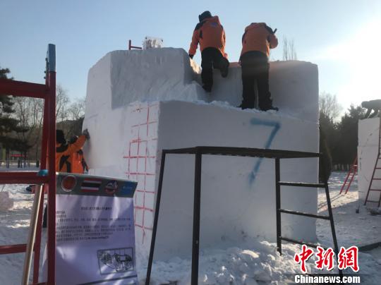 图为各国大学生在比赛中。