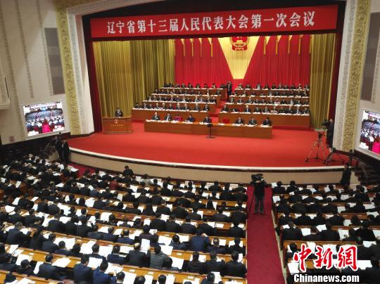 辽宁省代省长唐一军在做政府工作报告。 赵桂华 摄