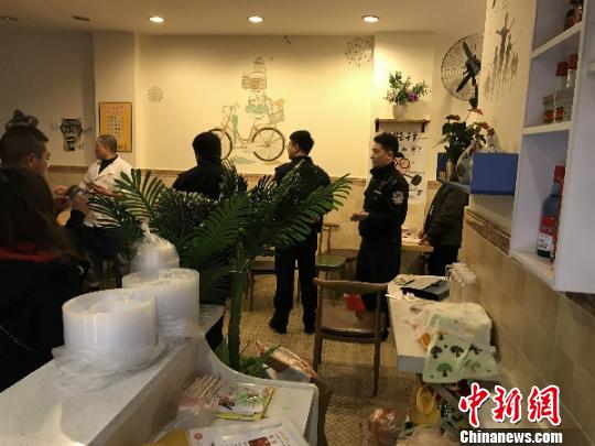 一个人进饭馆和医院猜一成语_一个人一只鸟成语猜图(3)