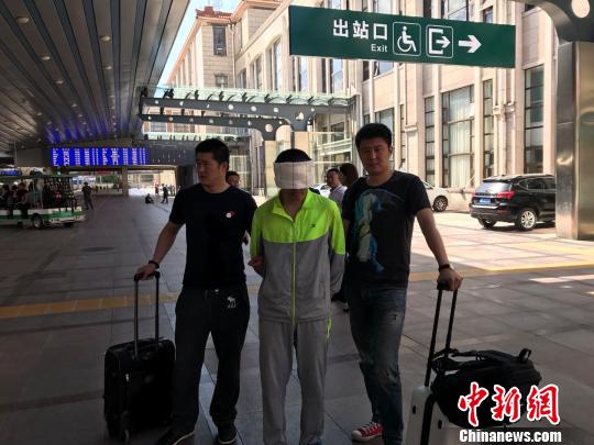 辽宁省公安厅5日通报,大连市公安局破获一起非法传播色情软件案,涉案金额逾1.4亿元人民币。图为警方抓捕现场。 钟欣 摄