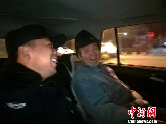 迷路的85岁黄老先生告诉民警,就想出来走走看看,特别开心。警方供图