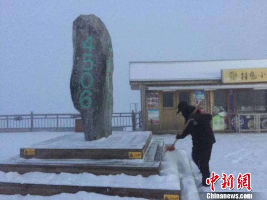 图为玉龙雪山雪景。 中新 摄