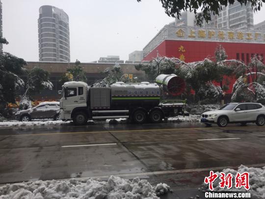 为除覆盖在大树上的雪，车辆拉着巨型的“吹风机”，给树木“洗剪吹”。　吴兰　摄