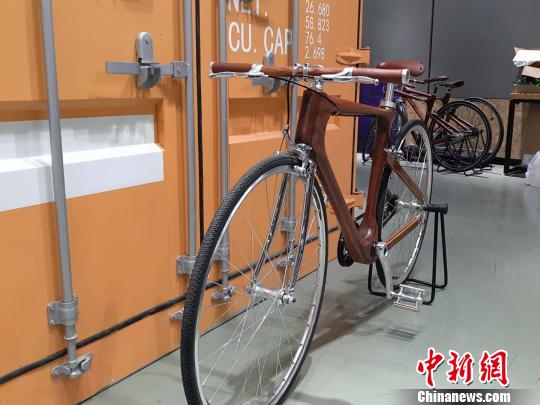 “90后”小伙杨洋自主设计的自行车。　王昊昊　摄
