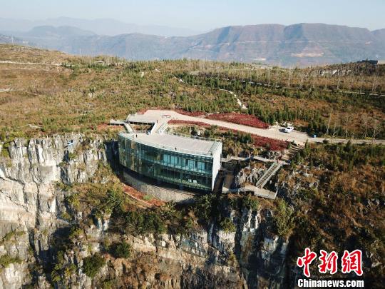 建在峭壁凹陷处的“悬浮美术馆”。 刘朝富 摄
