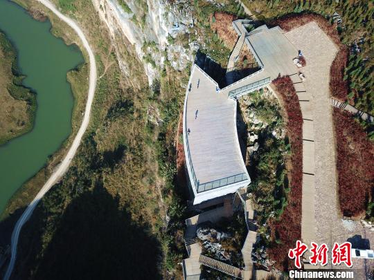 修建在岩壁之上“悬浮美术馆”,俯视山谷,一切风景尽收眼底。 刘朝富 摄
