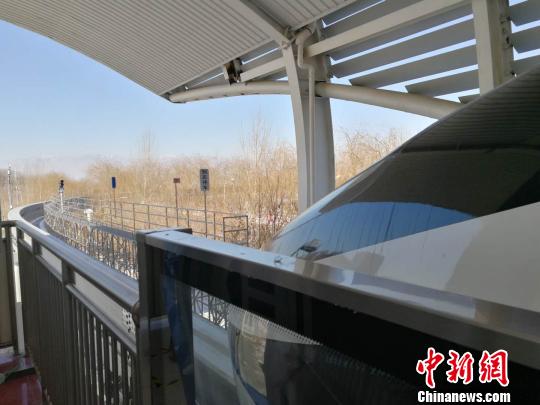 正在等待出发的云轨列车 唐贵江 摄