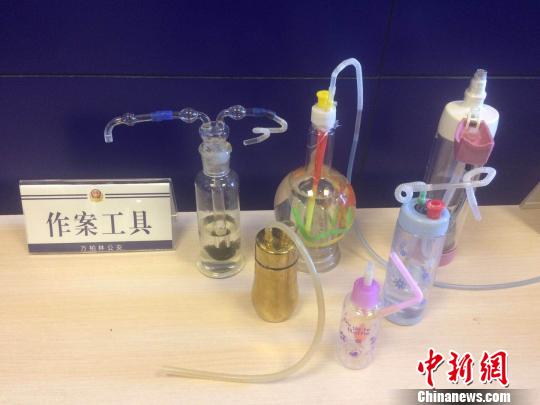 警方展示缴获的作案工具。　宋立超　摄