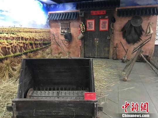 图为“留住乡愁记忆”老物件展一角 江杨烨 摄