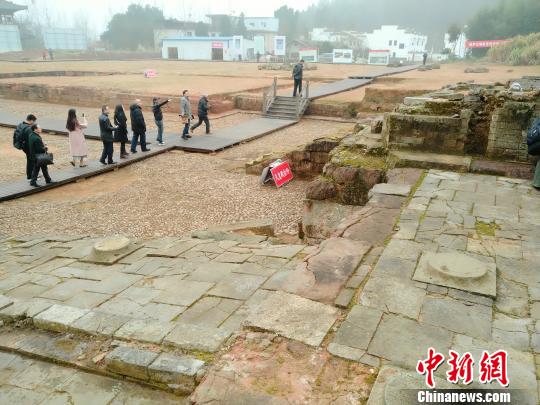 行走在大上清宫核心区域,眼前是宋元明清各个时期相互叠压的地层遗存,脚底是数百年依旧光滑如镜的“御窑金砖”。1月21日摄。 王剑 摄