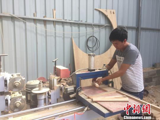 返乡创业者在忙碌着。 刘鹏 摄