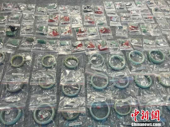 涉案财物玉器、吊坠、银饰品等139件全部追回。 黄莹 摄