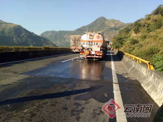 云南网:云南高速路一辆货车超车撞油罐车 20吨柴油泄露