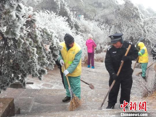 黄山风景区工作人员在除雪 黄山风景区提供