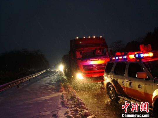 1月28日凌晨,江西九江高速路政采取压速带车方式,疏导杭瑞高速公路九瑞段车流。 黄建 摄 1月28日凌晨,江西九江高速路政采取压速带车方式,疏导杭瑞高速公路九瑞段车流。 黄建 摄