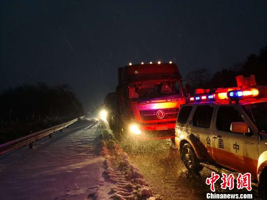  1月28日凌晨，江西九江高速路政采取压速带车方式，疏导杭瑞高速公路九瑞段车流。  黄建 摄