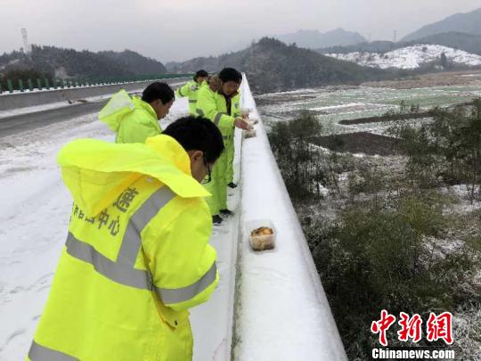  1月28日，江西高速集团南昌西管理中心抗冰除雪养护人员在永武高速连续除雪作业，午饭时间养护员和驾操手在路边吃完盒饭，继续投入工作。  王遐莽 摄