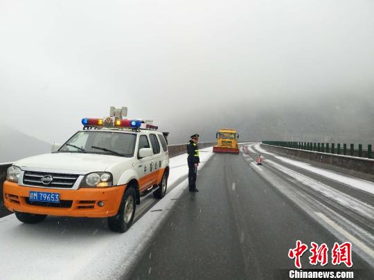  1月28日，江西上饶高速路政支队九大队继续协助养护部门上路铲雪，并维护道路安全秩序，引导车辆安全通行。　钟欣 摄