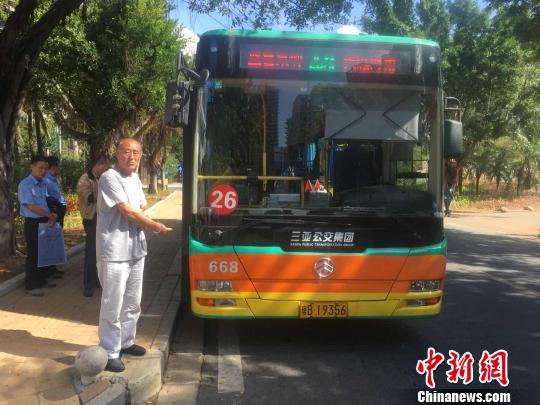 中国新闻网:醉酒大爷因买票问题脚踹司机 致公交车失控撞围墙