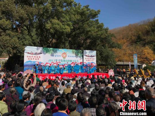 资料图：2017年千岛湖山核桃文化节在杭州市淳安县瑶山乡举行。　张斌　摄