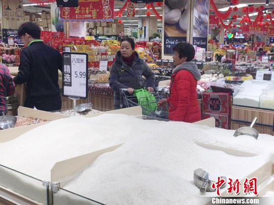 资料图:在杭州某超市中挑选年货的市民。 楼子璇 摄