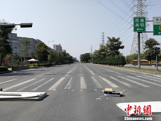 佛山地铁坍塌事故事发道路实行交通管制。 程景伟 摄