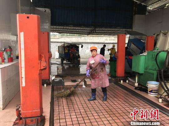 中国新闻网:环卫工“留守”垃圾场 10年仅1次回家过春节