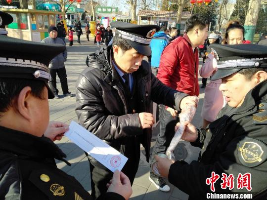 京城春节庙会牛羊肉串摊摊必检 原料须清晰公示