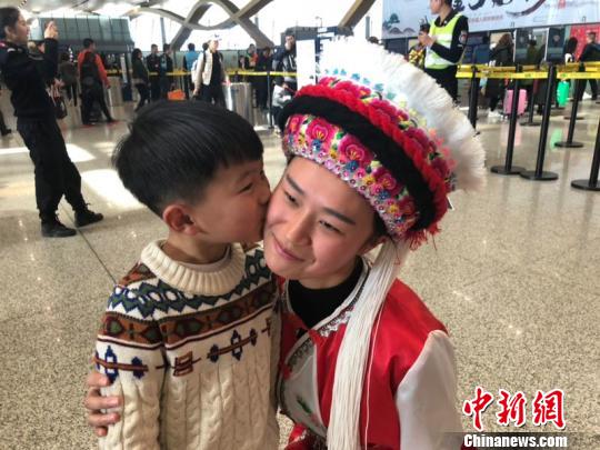 昆明机场安检开展新春活动 特色服务让旅客暖