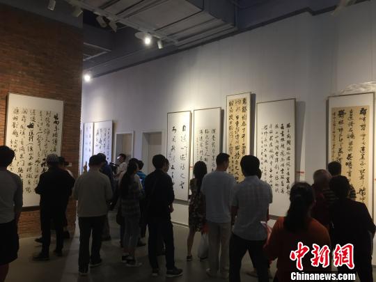 全国第二届行书作品展吸引众人驻足观摩。 琼芬 摄