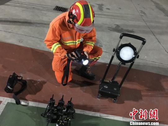 图为消防官兵正在准备 景东消防大队供图